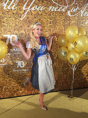 Gewinnerin und offizielles &bdquo;Angermaier Wiesn-Dirndl 2018&ldquo; wurde Caroline Haunstein (&copy;Foto: Martin Schmitz)